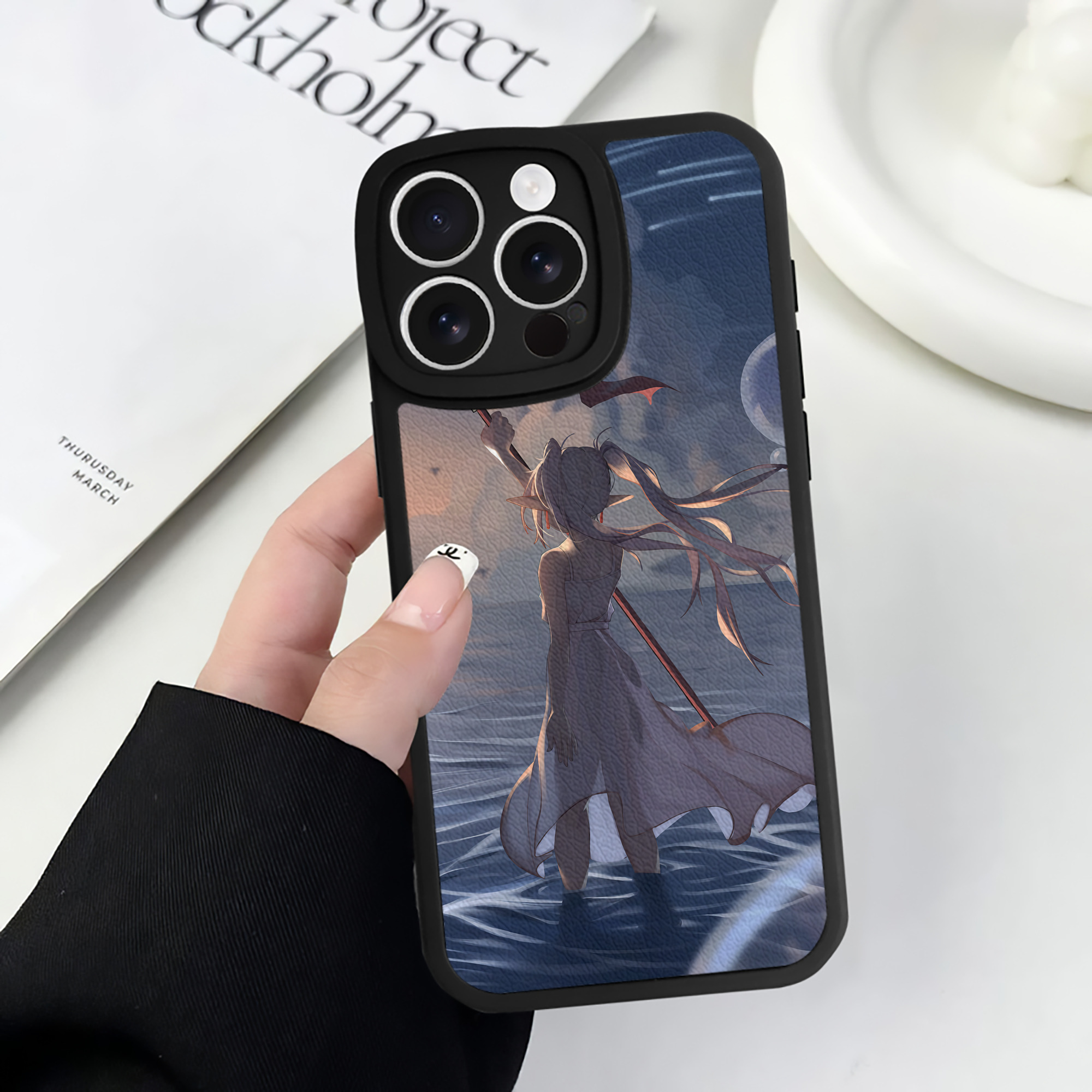 （画像用） 葬送のフリーレン Frieren 【iPhone 16シリーズ対応】シリコンスマホケース（レザー調） 材質：シリコン